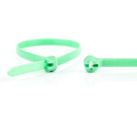 Een groene Ty-Rap® kunststof kabelbinder, naast een uitvergrote sluiting van een andere Ty-Rap® kabelbinder.