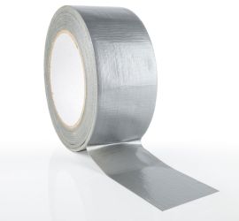 Een rol zilveren Duct tape, 25 meter, met een stukje uitgerold en op het oppervlak geplakt, op een witte achtergrond.