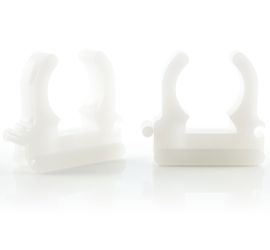 Twee naturel klembeugels op een witte achtergrond.