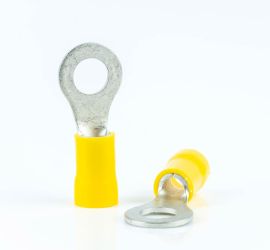 Twee gele geïsoleerde ringkabelschoenen, één rechtop staand en één liggend, op een witte achtergrond.