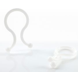 Twee witte twist locks, één rechtop staand en één liggend, op een witte achtergrond.