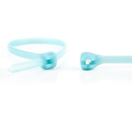 Een blauwe Ty-Rap® Tefzel kabelbinder, naast een uitvergrote sluiting van een andere Ty-Rap® Tefzel kabelbinder.