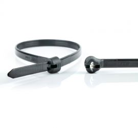 Een zwarte Ty-Rap® kunststof kabelbinder, UV bestendig, naast een uitvergrote sluiting van een andere Ty-Rap® kabelbinder.
