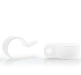 Twee witte bevestigingsbeugels voor kabels en buizen, één van de zijkant en één van boven afgebeeld, op een witte achtergrond.