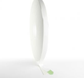 Een rol witte dubbelzijdige foam tape, met het uiteinde van de tape losgemaakt, op een witte achtergrond.