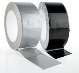 Een rol grijze duct tap en een rol zwarte duct tape, op een witte achtergrond.