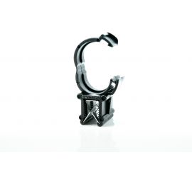 Een zwarte KC12 edge clip voor mantelbuis met de beugel in de lengterichting op de bovenkant van de clip, op een witte achtergrond. De beugel is geopend.