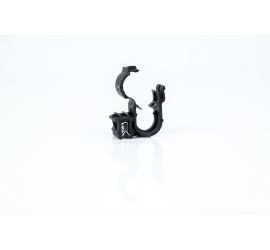 Een zwarte KC35 edge clip voor mantelbuis met een dubbele beugel in de lengterichting aan de zijkant van de clip, op een witte achtergrond. De beugel is geopend.