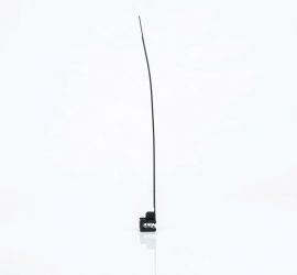 Een zwarte KC18 'edge clip' bevestigingsclip met een zwarte kabelbinder bevestigd aan de zijkant van de edge clip, op een witte achtergrond.