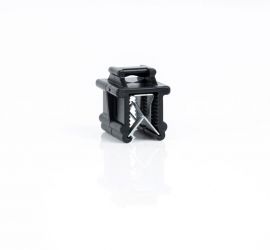 Een zwarte KC4 'edge clip' bevestigingsclip, op een witte achtergrond.