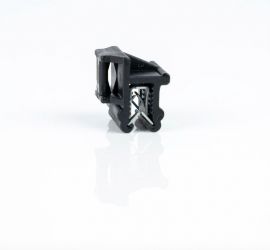 Een zwarte KC5 'edge clip' bevestigingsclip, op een witte achtergrond.