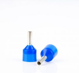 Twee geïsoleerde, enkelvoudige adereindhulzen, met blauwe polypropyleen isoleerkraag, één rechtop staand en één liggend, op een witte achtergrond.