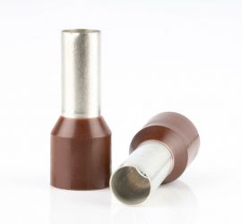 Twee geïsoleerde, enkelvoudige adereindhulzen, met bruine polypropyleen isoleerkraag, één rechtop staand en één liggend, op een witte achtergrond.