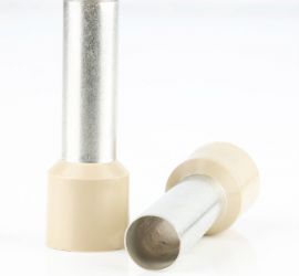 Twee geïsoleerde, enkelvoudige adereindhulzen, met creme kleurige polypropyleen isoleerkraag, één rechtop staand en één liggend, op een witte achtergrond.