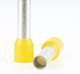 Twee geïsoleerde, enkelvoudige adereindhulzen, met gele polypropyleen isoleerkraag, één rechtop staand en één liggend, op een witte achtergrond.