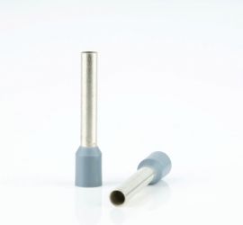 Twee geïsoleerde, enkelvoudige adereindhulzen, met grijze polypropyleen isoleerkraag, één rechtop staand en één liggend, op een witte achtergrond.