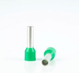 Twee geïsoleerde, enkelvoudige adereindhulzen, met groene polypropyleen isoleerkraag, één rechtop staand en één liggend, op een witte achtergrond.