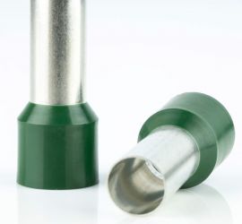 Twee geïsoleerde, enkelvoudige adereindhulzen, met olijf kleurige polypropyleen isoleerkraag, één rechtop staand en één liggend, op een witte achtergrond.