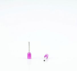 Twee geïsoleerde, enkelvoudige adereindhulzen, met paarse polypropyleen isoleerkraag, één rechtop staand en één liggend, op een witte achtergrond.