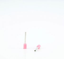 Twee geïsoleerde, enkelvoudige adereindhulzen, met rose polypropyleen isoleerkraag, één rechtop staand en één liggend, op een witte achtergrond.