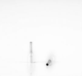 Twee geïsoleerde, enkelvoudige adereindhulzen, met witte polypropyleen isoleerkraag, één rechtop staand en één liggend, op een witte achtergrond.