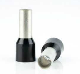 Twee geïsoleerde, enkelvoudige adereindhulzen, met zwarte polypropyleen isoleerkraag, één rechtop staand en één liggend, op een witte achtergrond.