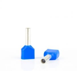 Twee geïsoleerde, dubbele adereindhulzen, twin, met blauwe polypropyleen isoleerkraag, één rechtop staand en één liggend, op een witte achtergrond.