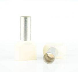 Twee geïsoleerde, dubbele adereindhulzen, twin, metcreme kleurige polypropyleen isoleerkraag, één rechtop staand en één liggend, op een witte achtergrond.