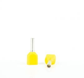 Twee geïsoleerde, dubbele adereindhulzen, twin, met gele polypropyleen isoleerkraag, één rechtop staand en één liggend, op een witte achtergrond.