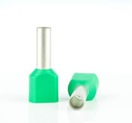 Twee geïsoleerde, dubbele adereindhulzen, twin, met groene polypropyleen isoleerkraag, één rechtop staand en één liggend, op een witte achtergrond.