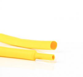 Een lengtestuk gele dunwandige krimpkous, H-2(Z), van het merk Hongshang, op een witte achtergrond.