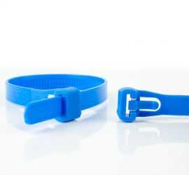 Een hersluitbare blauwe kunststof kabelbinder, naast een uitvergrote sluiting van een andere blauwe hersluitbare kabelbinder.