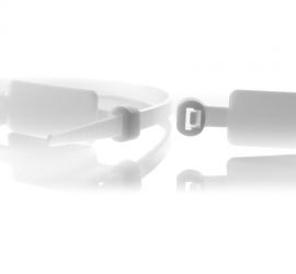 Twee naturel kunststof kabelbinders met markeerlabel, met het label verticaal op de kabelbinder. Eén van de kabelbinders is gebonden.