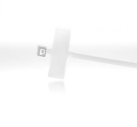 Een naturel kunststof kabelbinder met het markeerlabel onder de kop van de kabelbinder, op een witte achtergrond.