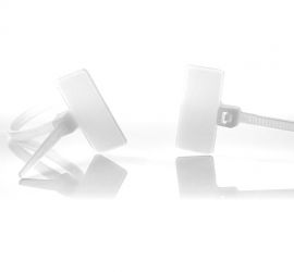 Twee naturel kunststof kabelbinders met markeerlabel, met het label boven de kop van de kabelbinder, waarvan één los, en één gebonden.