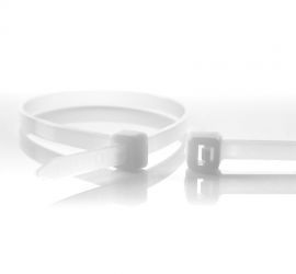 Een hersluitbare naturel kunststof kabelbinder, naast een uitvergrote sluiting van een andere naturel hersluitbare kabelbinder.