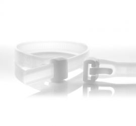 Een hersluitbare naturel kunststof kabelbinder, naast een uitvergrote sluiting van een andere naturel hersluitbare kabelbinder.