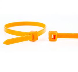 Een oranje kunststof kabelbinder voor universeel gebruik, en een oranje kabelbinderkop, op een witte achtergrond.