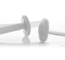 Twee naturel kunststof kabelbinders met ronde sluitkop (voor een chassis), zijaanzicht, waarvan één gebonden.