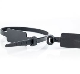 Twee zwarte kunststof kabelbinders met markeerlabel, met het label verticaal op de kabelbinder. Eén van de kabelbinders is gebonden.