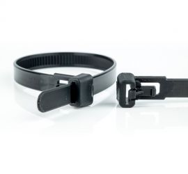 Een hersluitbare zwarte kunststof kabelbinder, naast een uitvergrote sluiting van een andere zwarte hersluitbare kabelbinder.