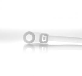 Een naturel kunststof kabelbinder met bevestigingsoog, op een witte achtergrond.