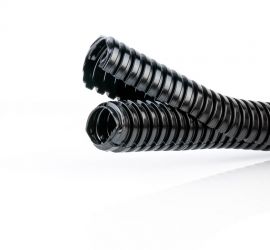 Een zwarte deelbare mantelbuis, om een standaard mantelbuis gevoerd, op een witte achtergrond.