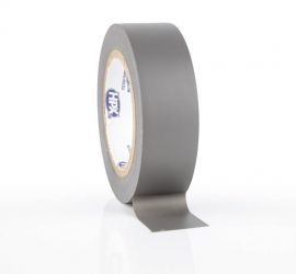 Een rol grijze PVC tape, 20 meter, met een stukje uitgerold en op het oppervlak geplakt, op een witte achtergrond.
