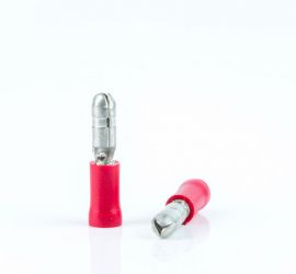 Twee rode geïsoleerde rondstekers, mannelijk, zonder huls, één rechtop staand en één liggend, op een witte achtergrond.