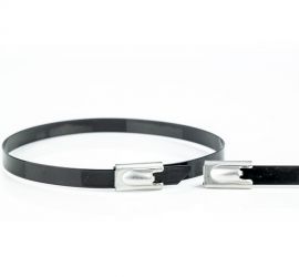 Een zwarte gecoate RVS AISI 316L kabelbinder, gebonden, vooraanzicht, naast de uitvergrote kop van een RVS kabelbinder.