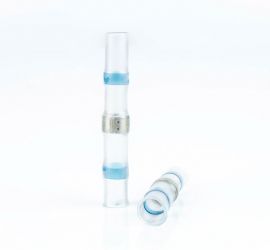 Twee blauwe, warmtekrimpende, soldeerverbinders, geïsoleerd, één rechtop staand en één liggend, op een witte achtergrond.