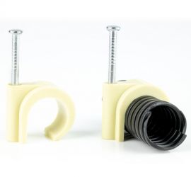 Twee creme kleurige spijkerclips, één met een buis door het oog gevoerd, op een witte achtergrond.