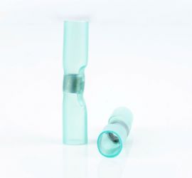 Twee blauwe stootverbinders met krimpkous (warmtekrimpend), geïsoleerd, één rechtop staand en één liggend, op een witte achtergrond.