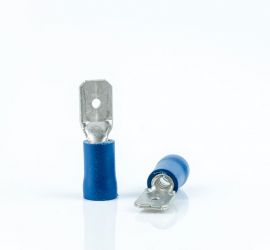 Twee blauwe geïsoleerde vlakstekers, één rechtop staand en één liggend, op een witte achtergrond.